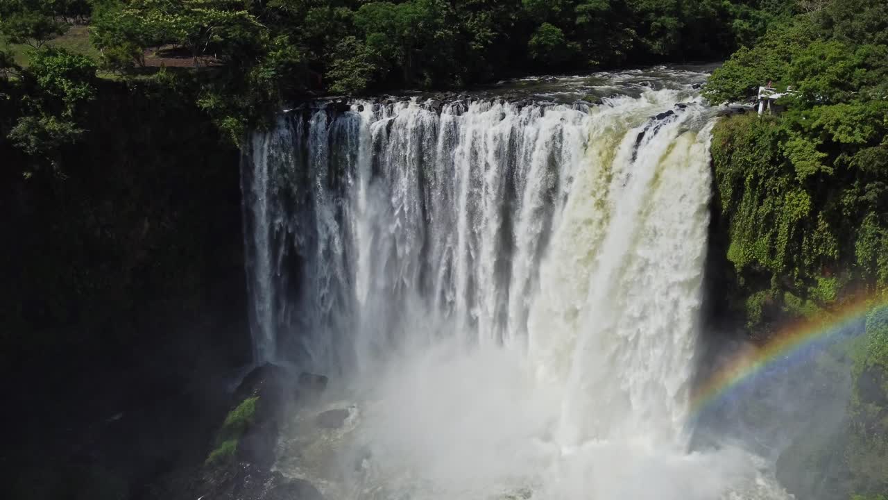 폭포가 있는 오른쪽의 공중 드론 샷