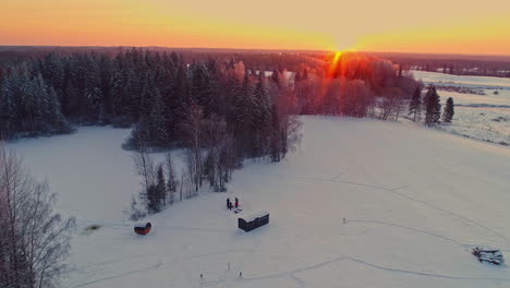 Leute,-Die-Auf-Schnee-Mit-Glühendem-Wintersonnenlicht-Spielen