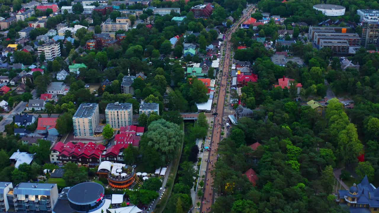 팔랑가, 리투아니아의 보행자 바사나비시우스 거리의 공중 전망 - 드론 샷