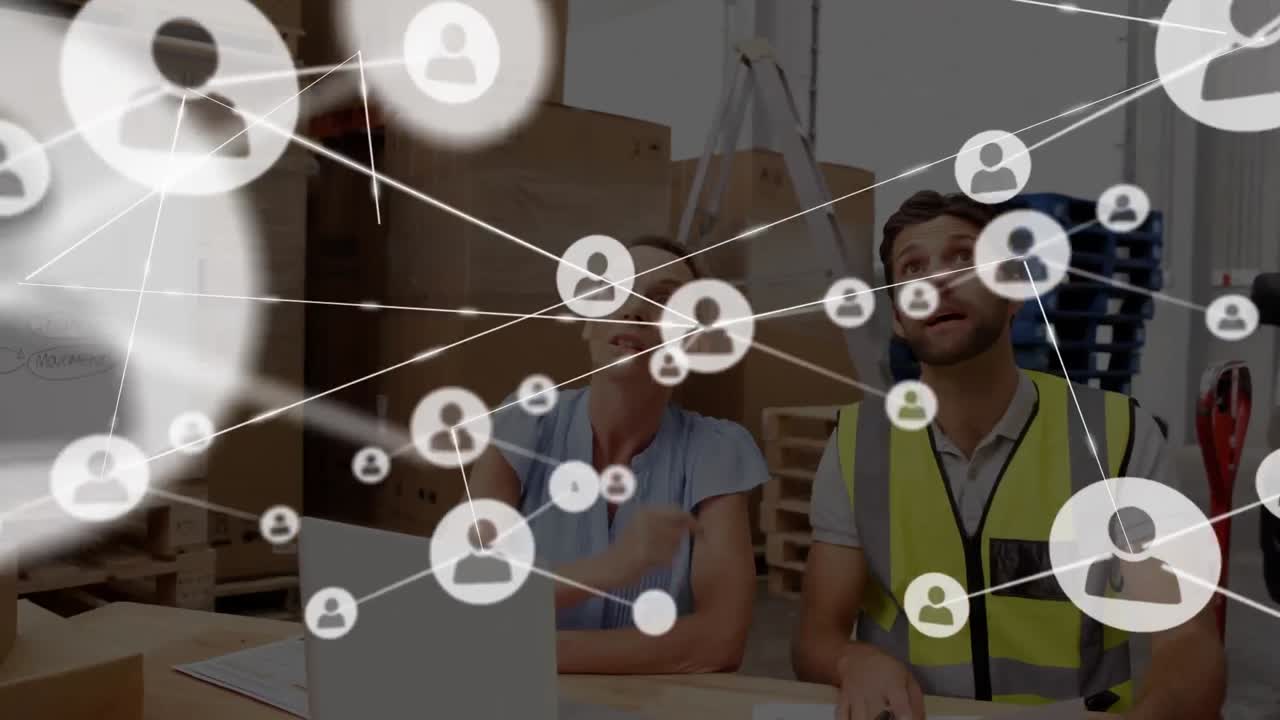 animación de iconos de perfil conectados con líneas, compañeros de trabajo discutiendo en la computadora portátil y apuntando hacia arriba.