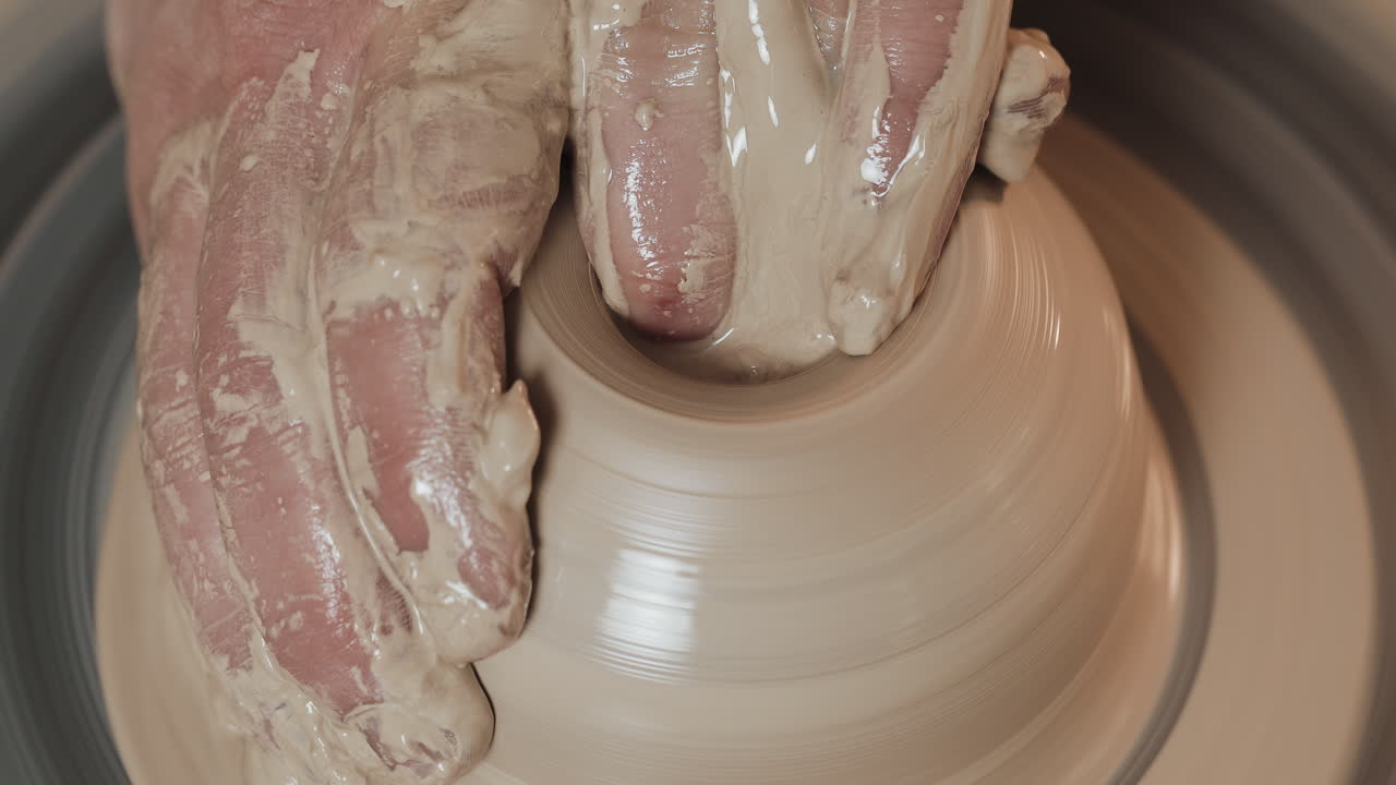 도자기 바 에 점토 를 는 손 들