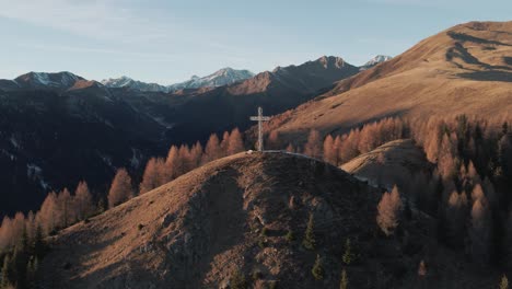 cumbre rodeada de árboles en otoño durante la puesta de sol