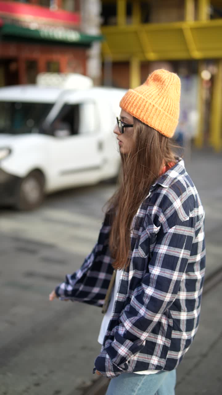 Donna elegante che cammina per strada
