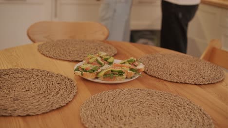 una pareja enamorada haciendo un sándwich en la cocina de la sala de estar
