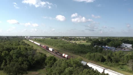 Train-traveling-down-railway-towards-city-in-Texas