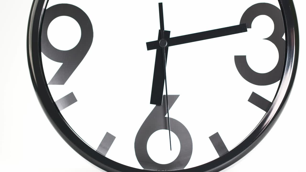 la segunda mano negra de primer plano gira en el sentido de las agujas del reloj.