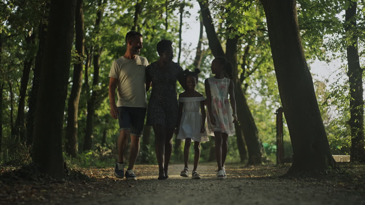 Familie som går i en park