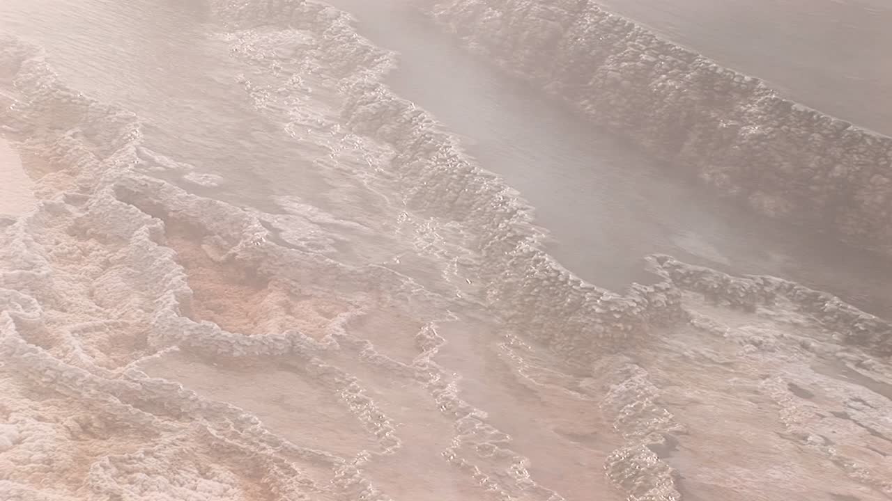 primer plano de vapor saliendo de un área geotérmica en el parque nacional de yellowstone.