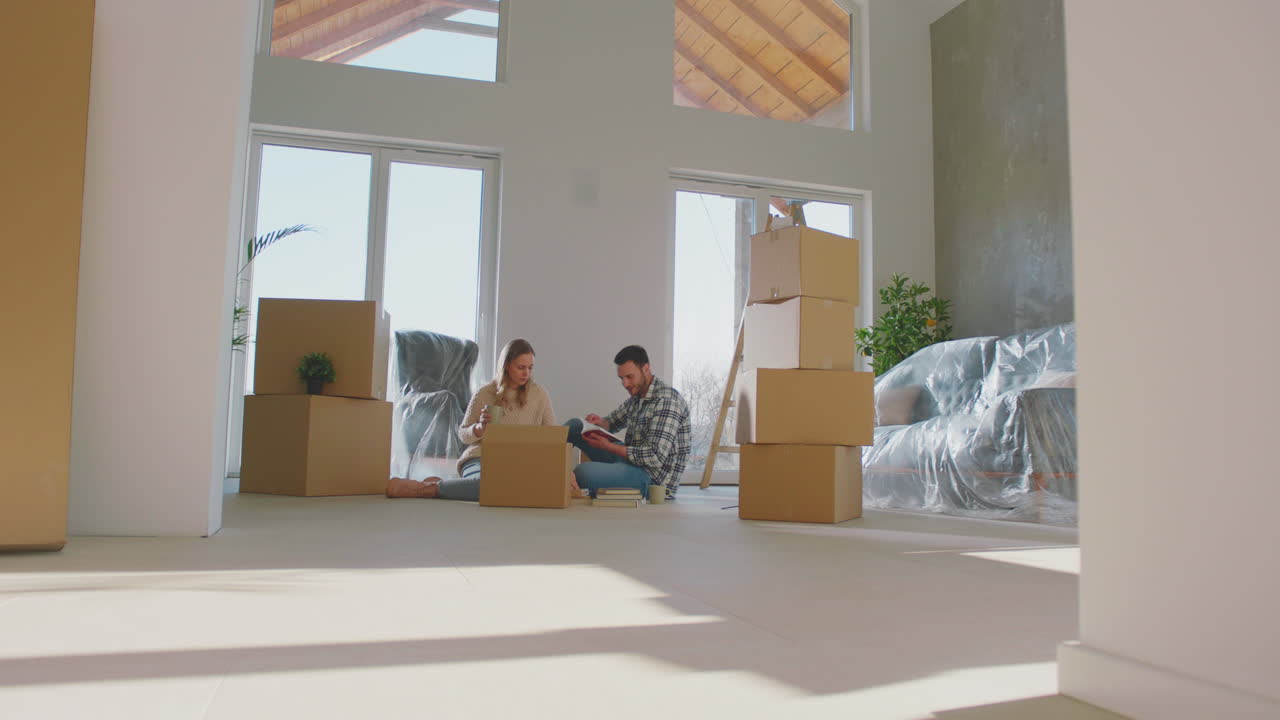 一緒に座っている若いカップル