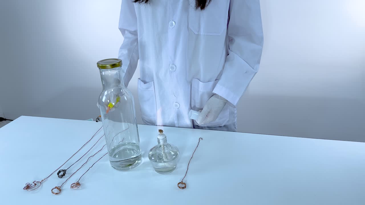Científico realiza experimento con reacciones químicas.