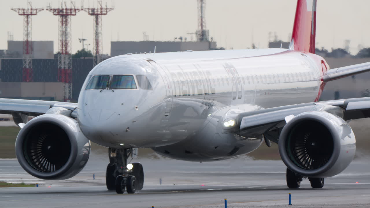 Pesawat Penumpang Helvetic Airways Melaju di Landasan Pacu Bandara