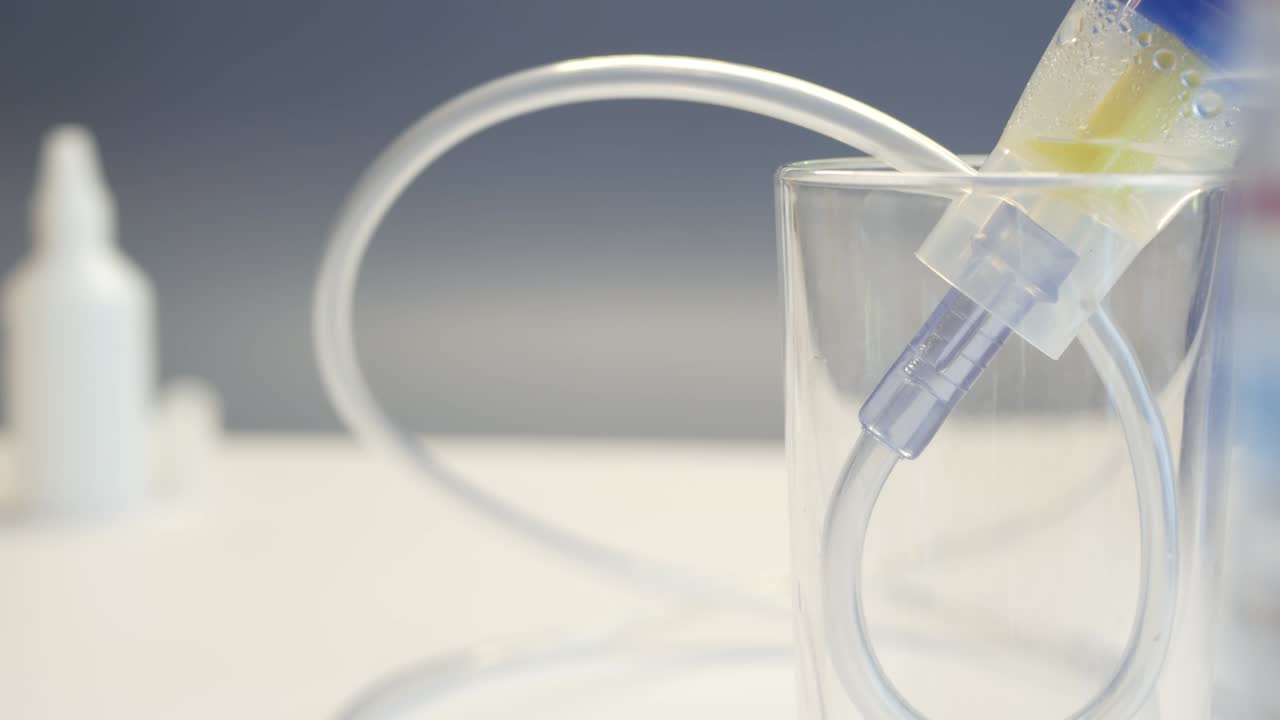 кислородная маска небулайзера, медицинское оборудование для лечения пневмонии, ковида, sars и бронхита. цикл видео. ингалятор, восстановление респираторных легочных заболеваний. терапия гриппа, кашля и бронхиальной астмы