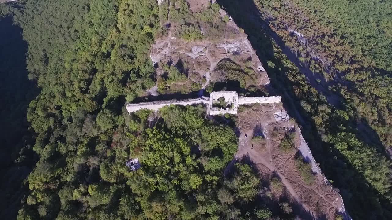 Veduta aerea di un'antica fortezza in cima a una collina
