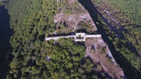 vista aérea de una antigua fortaleza en la cima de una colina