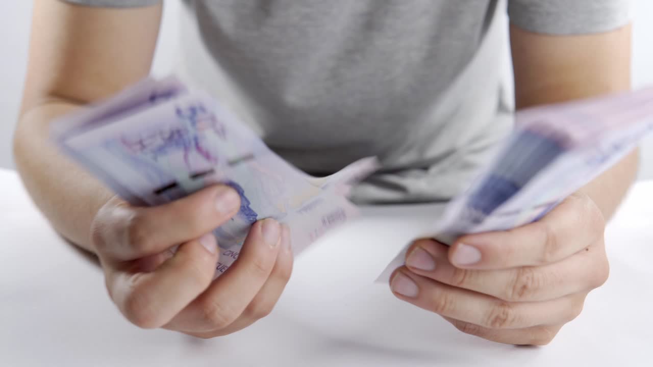 손으로 돈을 세는 남자