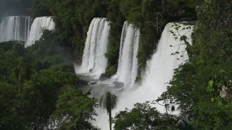 Dramatische-Fernsicht-Auf-Wunderschöne-Wasserfälle-In-Einer-Malerischen-Grünen-Dschungellandschaft,-Erstaunliche-Gruppe-Von-Wasserfällen,-Die-Bei-Wunderschönen-Sonnigen-Bedingungen-In-Den-Iguazu-Wasserfällen,-Argentinien,-Von-Riesigen-Klippen-Fallen