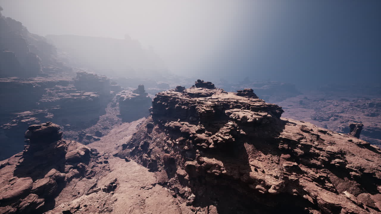 el conquistador del cañón de piedra roja de pie en la cima de una montaña rocosa