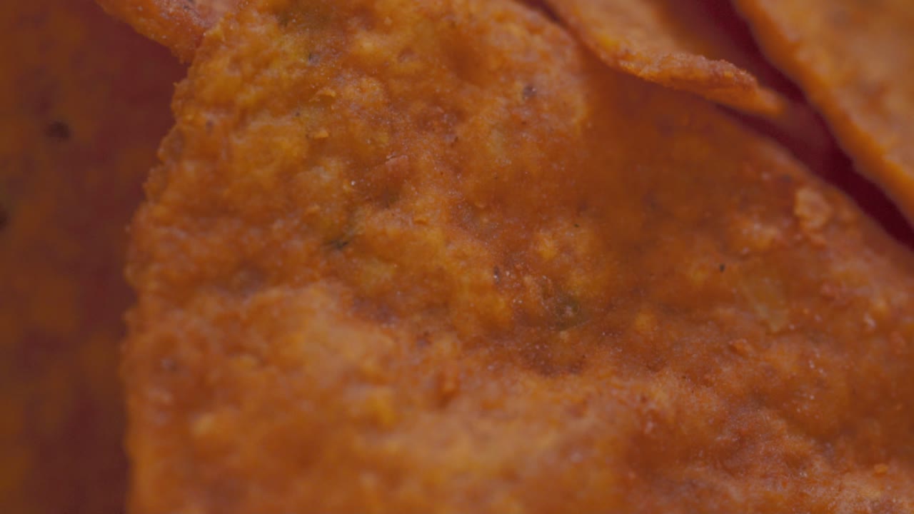 Makrobillede af chips med smag i skålen