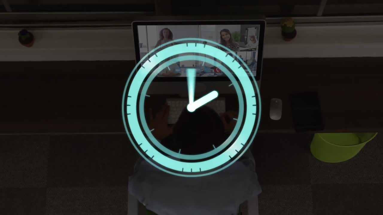 animación de un reloj moviéndose sobre un hombre de negocios afroamericano haciendo una videollamada con sus colegas