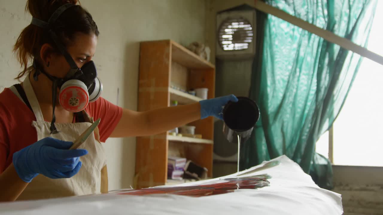 서핑 보드를 만드는 여자 4k