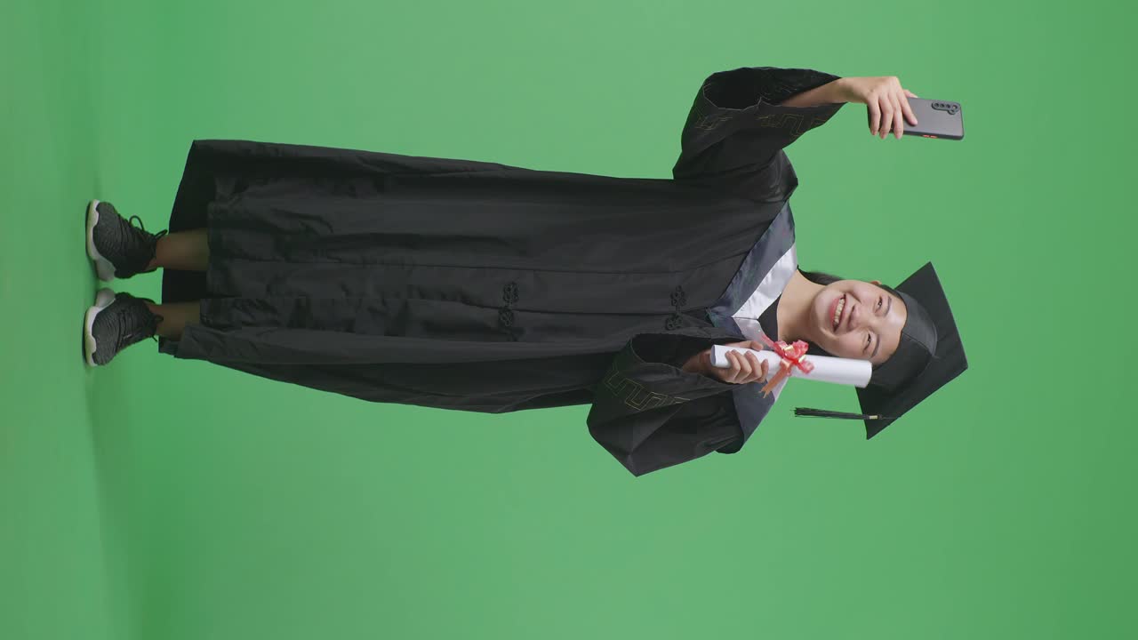 Laureato/a che si scatta un selfie con il diploma
