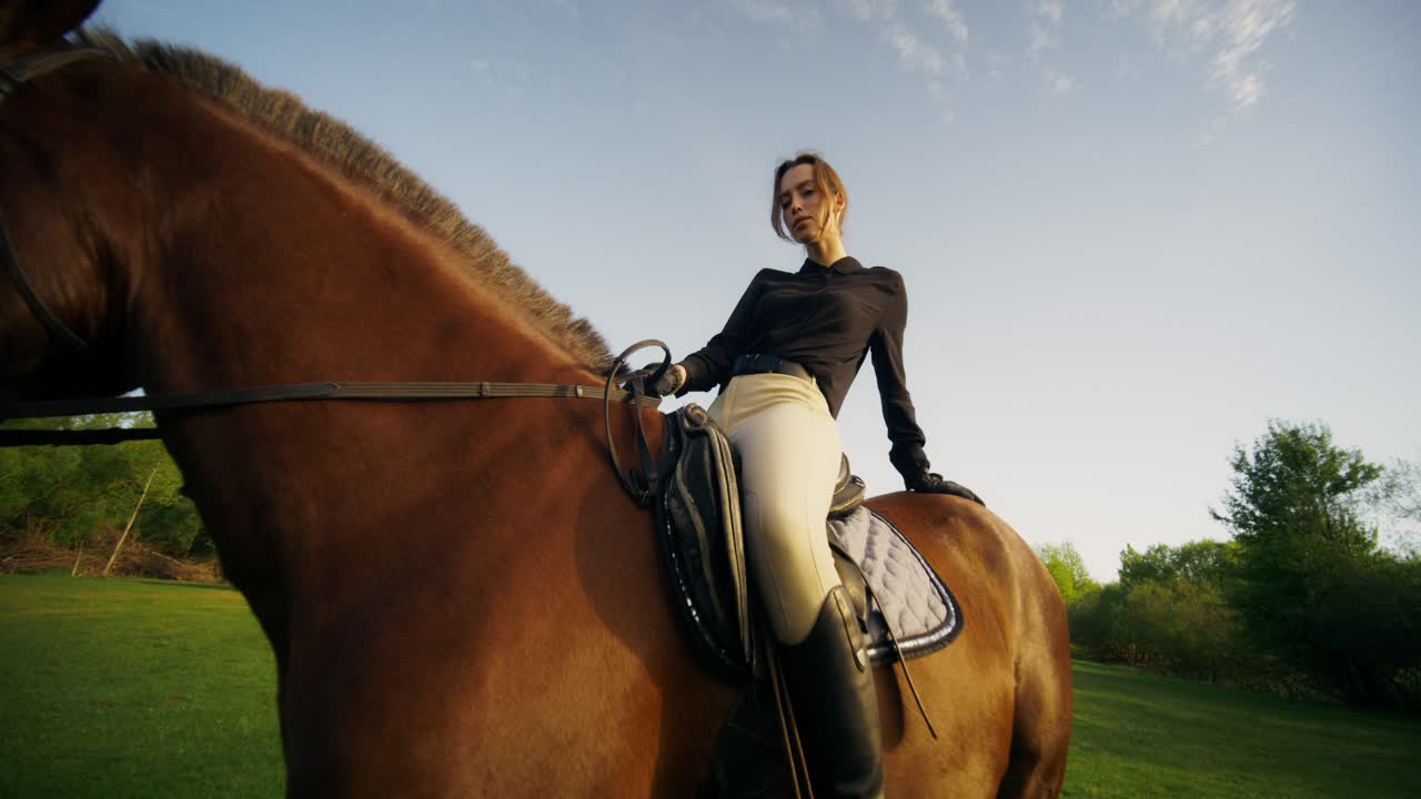 Donna a cavallo in un campo verde