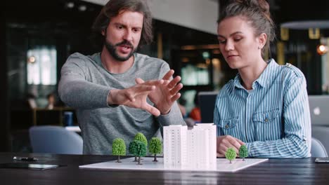 modelos arquitectónicos y arquitectos jóvenes adultos