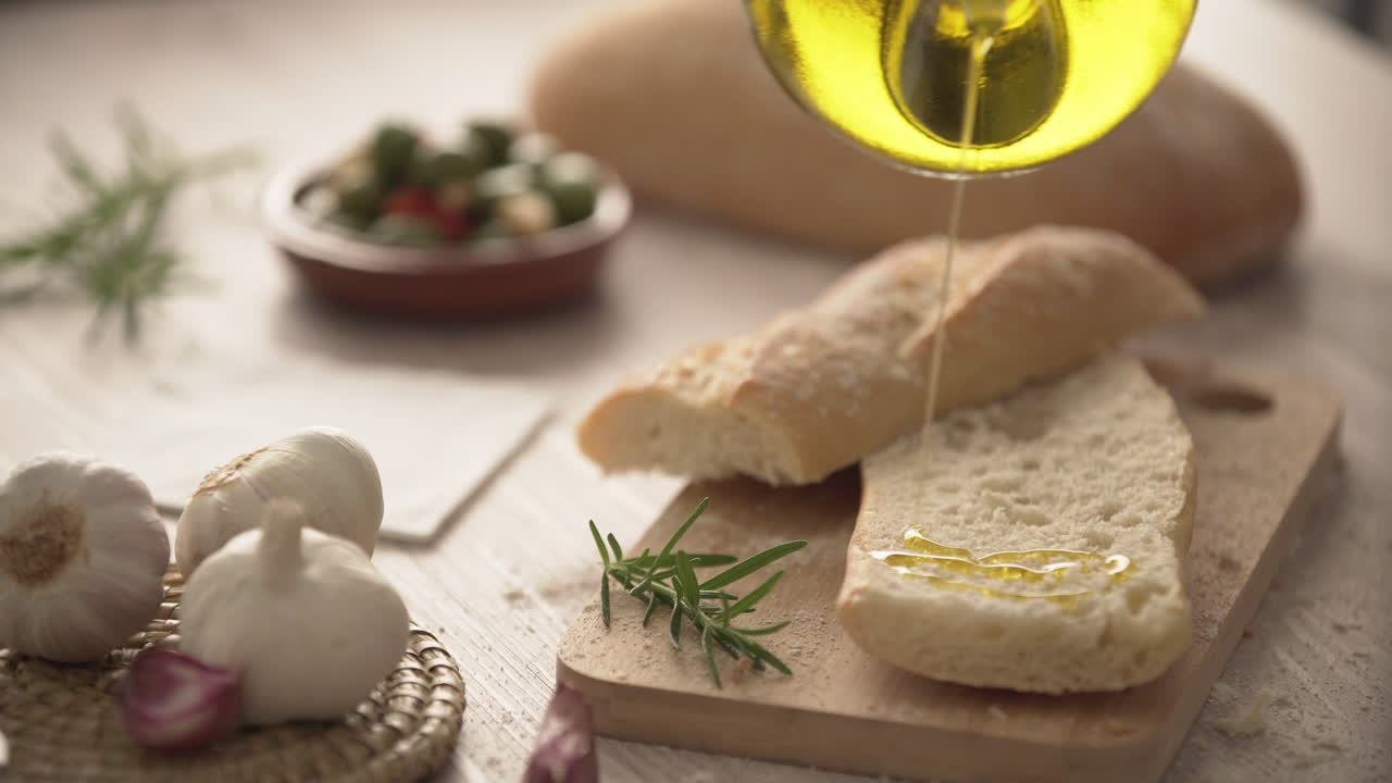 토스트 를 만들 준비 된 농촌  과 올리브 기름