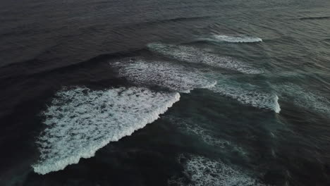 Sunset-waves-on-Oahu,-Hawaii-off-Diamond-Head