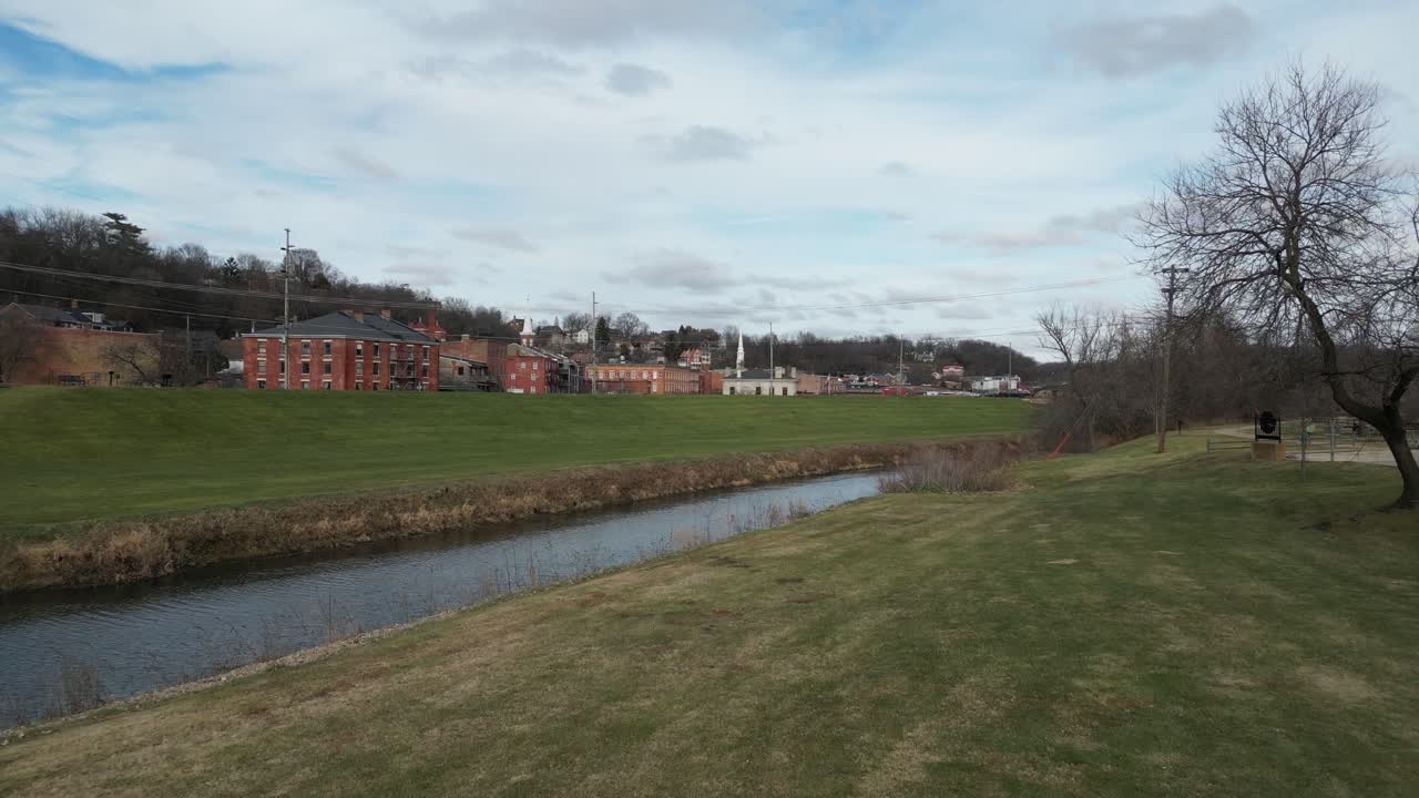 vista aérea de la hermosa ciudad de galena en el oeste de illinois a principios de invierno