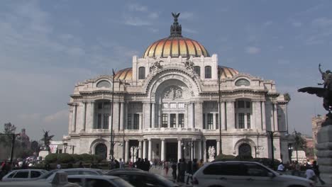 tomada larga del palacio de bellas artes en la ciudad de méxico