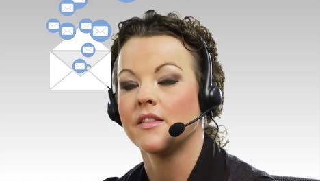 animación de un sobre con iconos digitales sobre una mujer de negocios con auriculares