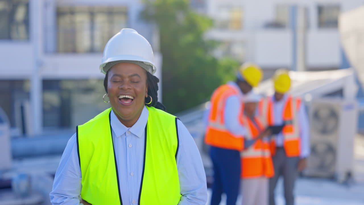 cara, ingeniero y mujer negra al aire libre