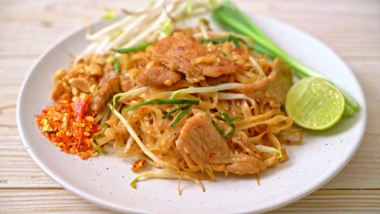 Pad thai med svinekjøtt