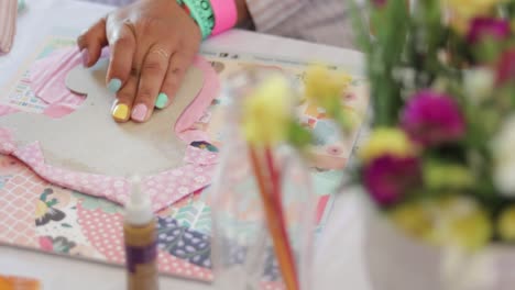 la aplicación de pegamento con un pincel al papel en los moldes construidos en el taller de artesanía