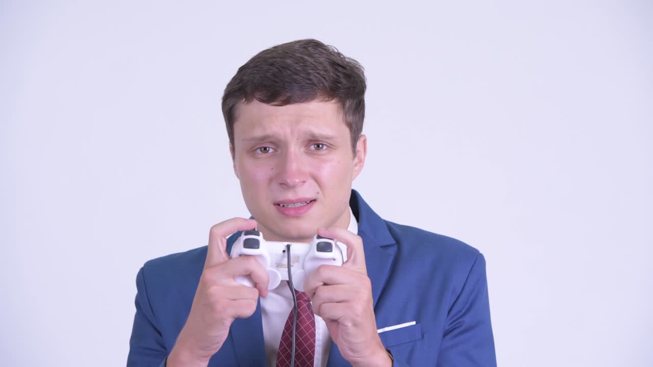 joven y guapo hombre de negocios jugando juegos