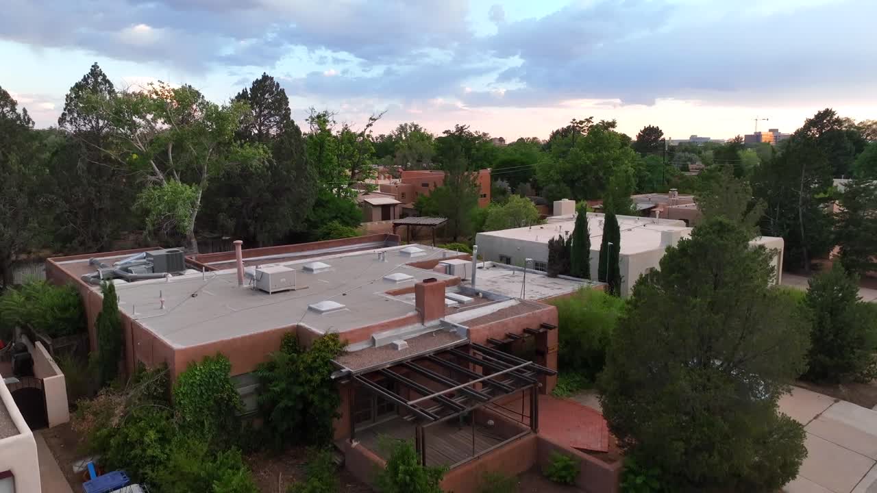 casa de estilo adobe en el suroeste de los estados unidos