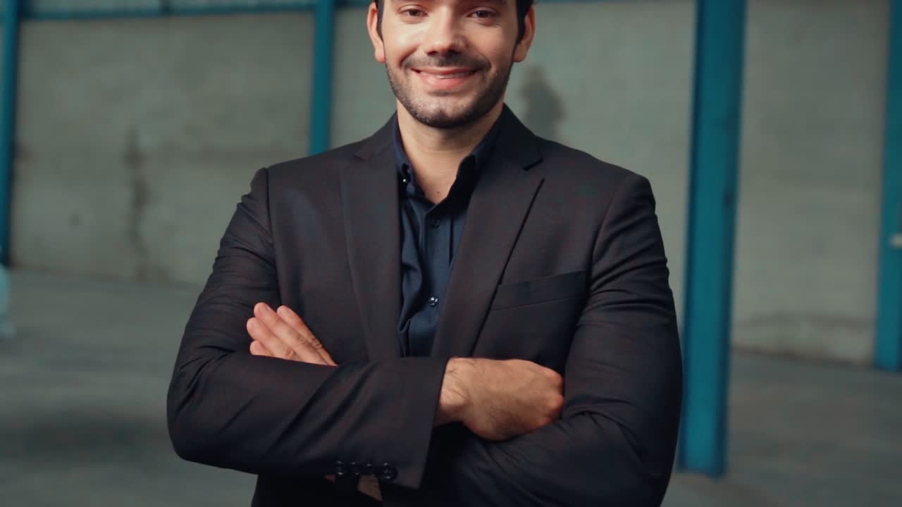 retrato de un gerente de fábrica confiado con traje y casco de seguridad