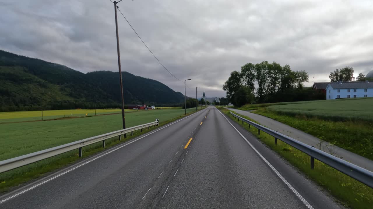 노르웨이의 도로에서 자동차를 운전하는 차량 시야