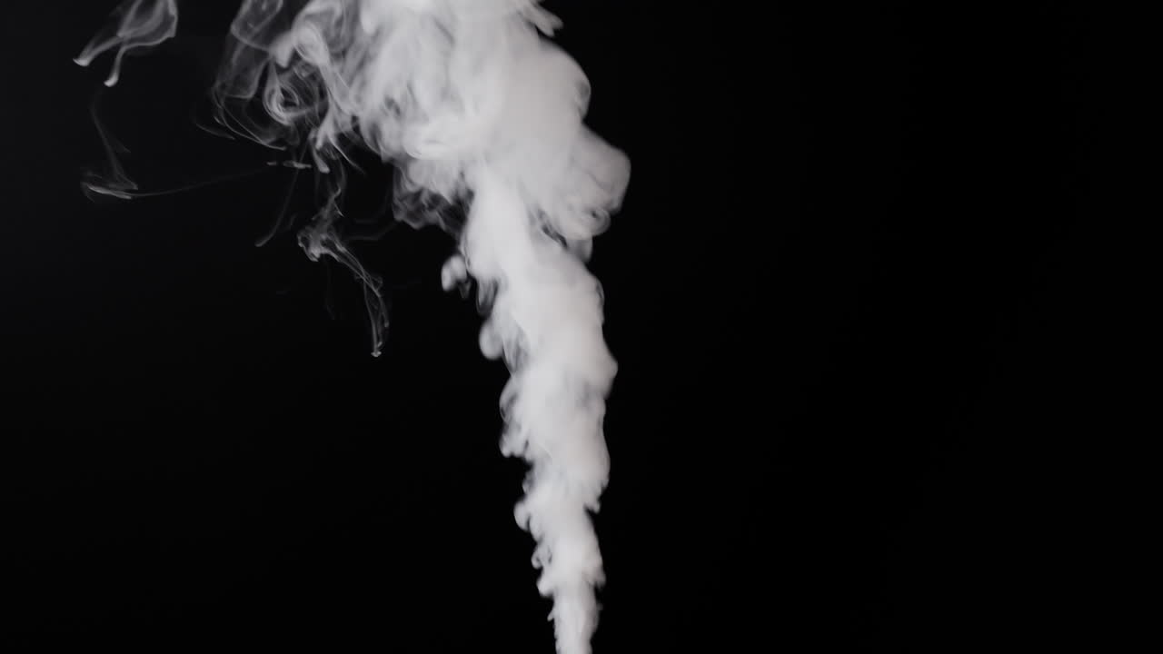 Fumo bianco che涡轮 su sfondo nero, risorsa VFX suggestiva