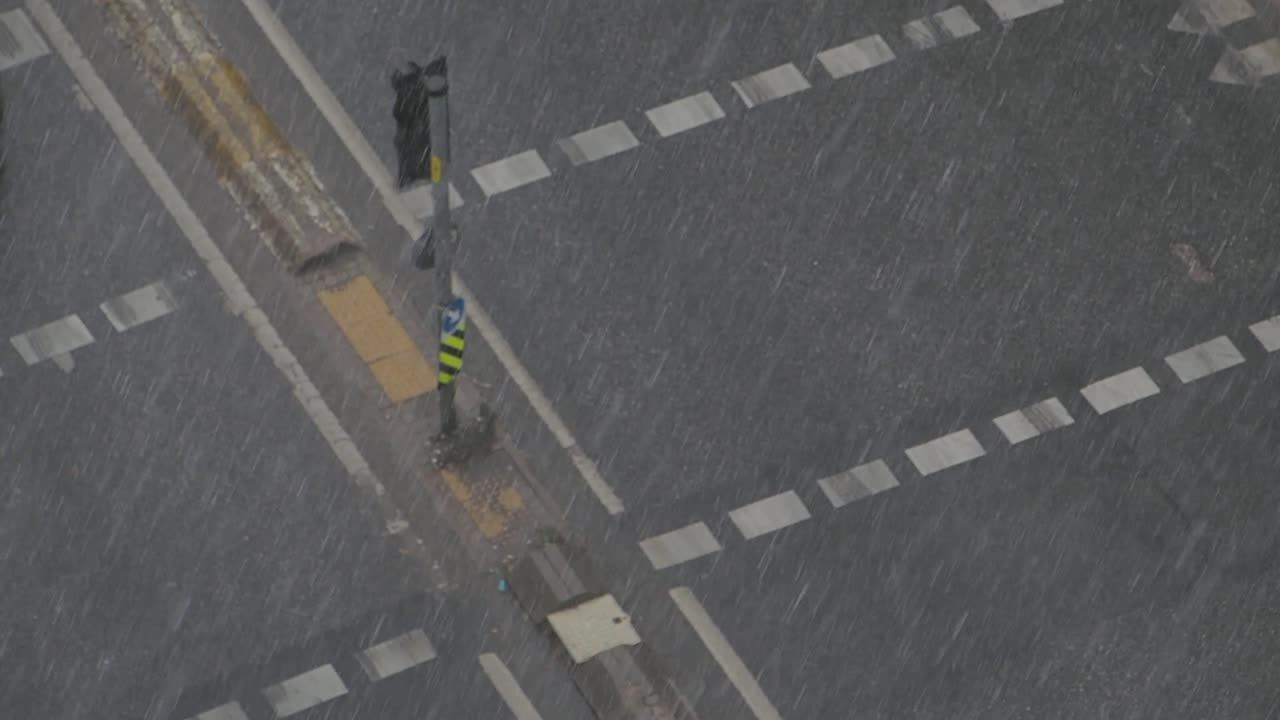 도시에서 많은 비가 내리고 있습니다.