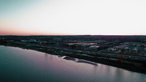 Dämmerungsluftaufnahme-über-Dem-Long-Island-Sound-Mit-Blick-Auf-New-Haven,-Connecticut,-USA