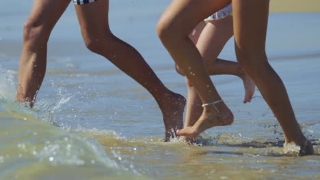 Glückliche-Familie,-Die-Am-Strand-In-Richtung-Meer-Springt-Und-Läuft