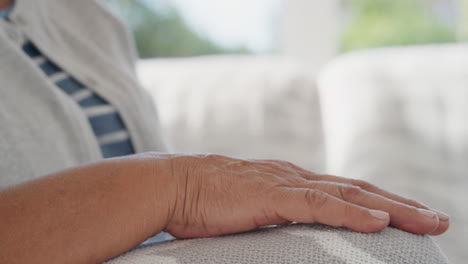 Niña-Cogida-De-La-Mano-Con-Abuela-Niño-Mostrando-Compasión-Por-La-Abuela-Disfrutando-Del-Amor-De-La-Nieta-Concepto-De-Apoyo-Familiar-Personas-Irreconocibles-4k