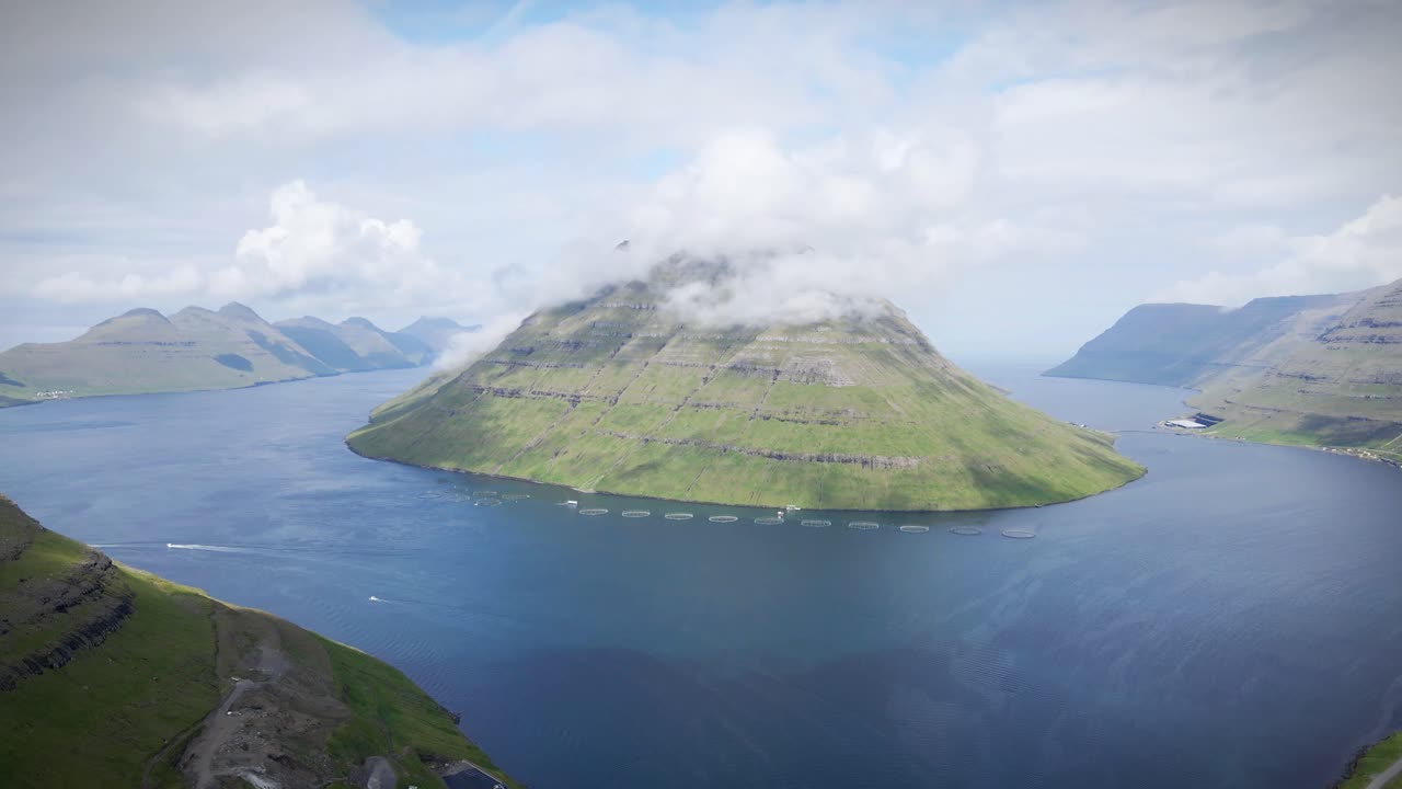 낮은 구름이 쿠노이 섬의 경사면을 고 칼소이 섬을 포옹하여 페로 제도의 북대서양을 내려다보는 숨막히는 풍경을 만니다.