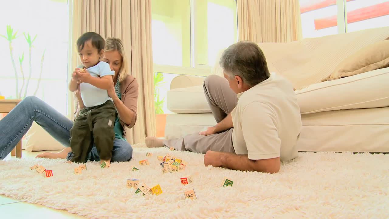 카 ⁇  에 부모 와 함께 놀고 있는 아기