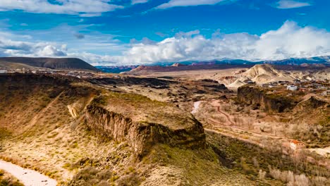 Hiperlapso-Aéreo-Del-Río-Virgen-En-Un-Desfiladero-Cerca-De-La-Verkin,-Desierto-Del-Sur-De-Utah