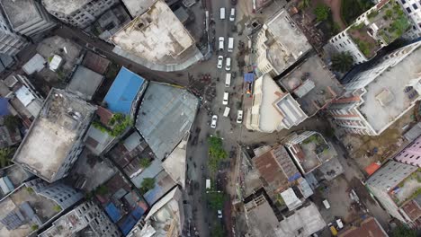 Toma-De-Drone-Del-Tráfico-De-La-Ciudad-En-Una-Intersección-De-Arriba-Hacia-Abajo