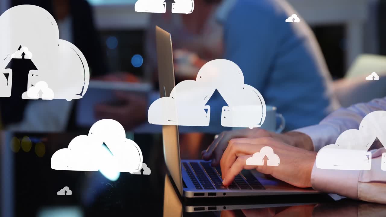 animación de flecha hacia arriba en las nubes sobre las manos recortadas de un hombre caucásico escribiendo en el teclado de una computadora portátil