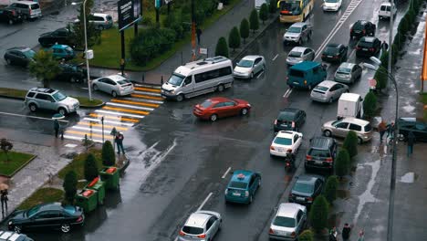 tráfico de automóviles en la carretera de una ciudad ocupada
